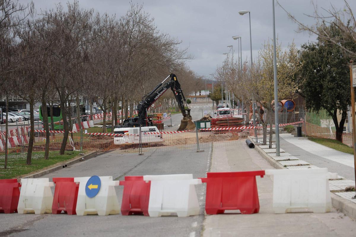 Así van las obras en la avenida de las Letras del campus universitario de Cáceres.