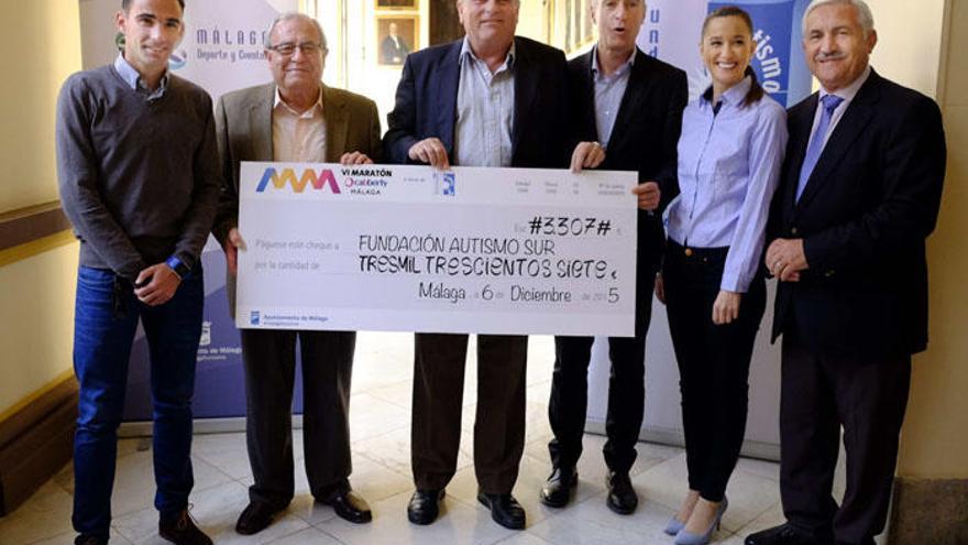 La entrega del cheque ha tenido lugar en el Ayuntamiento de Málaga.