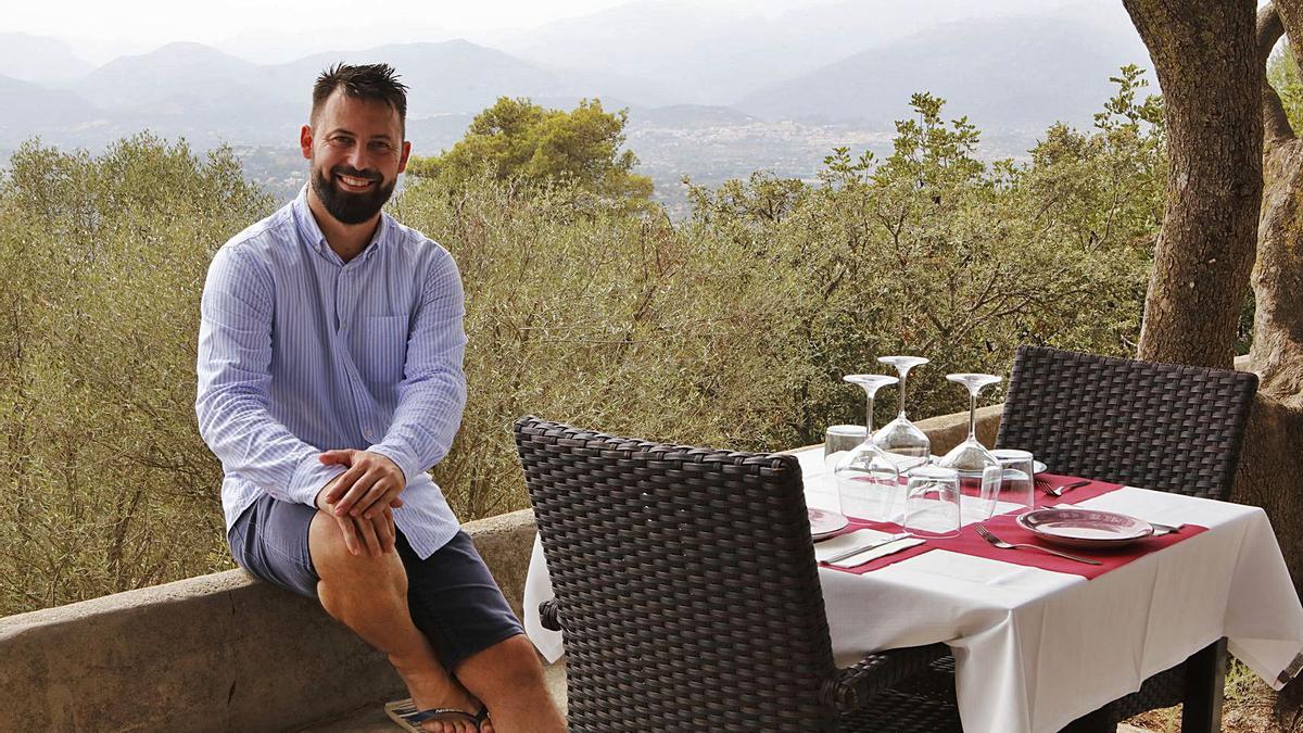 Geschäftsführer Tià Llompart beim MZ-Besuch an einem leider diesigen Tag. Er betreibt das Restaurant mit seiner ganzen Familie.  | FOTO: NELE BENDGENS