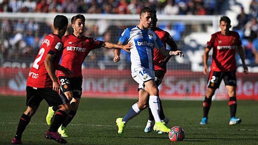 Rivera, envoltat de jugadors del Mallorca en un partit d&#039;aquesta temporada amb el Leganés.