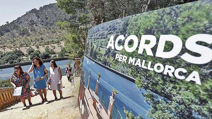 Bel Busquets, Catalina Cladera y Aurora Ribot, subiendo las escaleras del &#039;Safareig&#039; de Raixa, tras firmar el pacto insular.