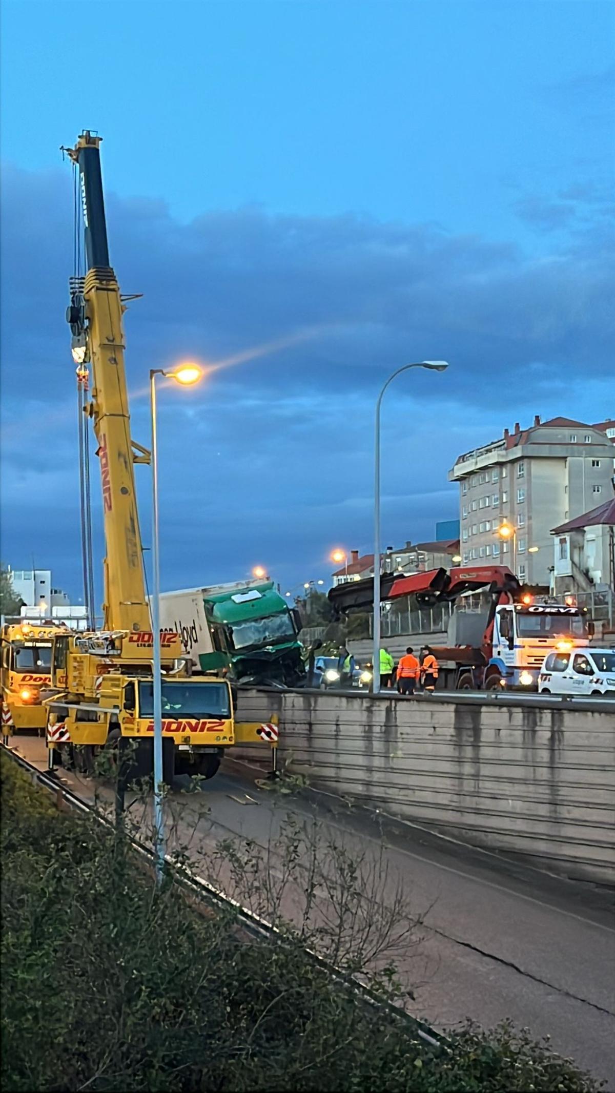 Una grúa en el lugar del accidente para evacuar el camión siniestrado.