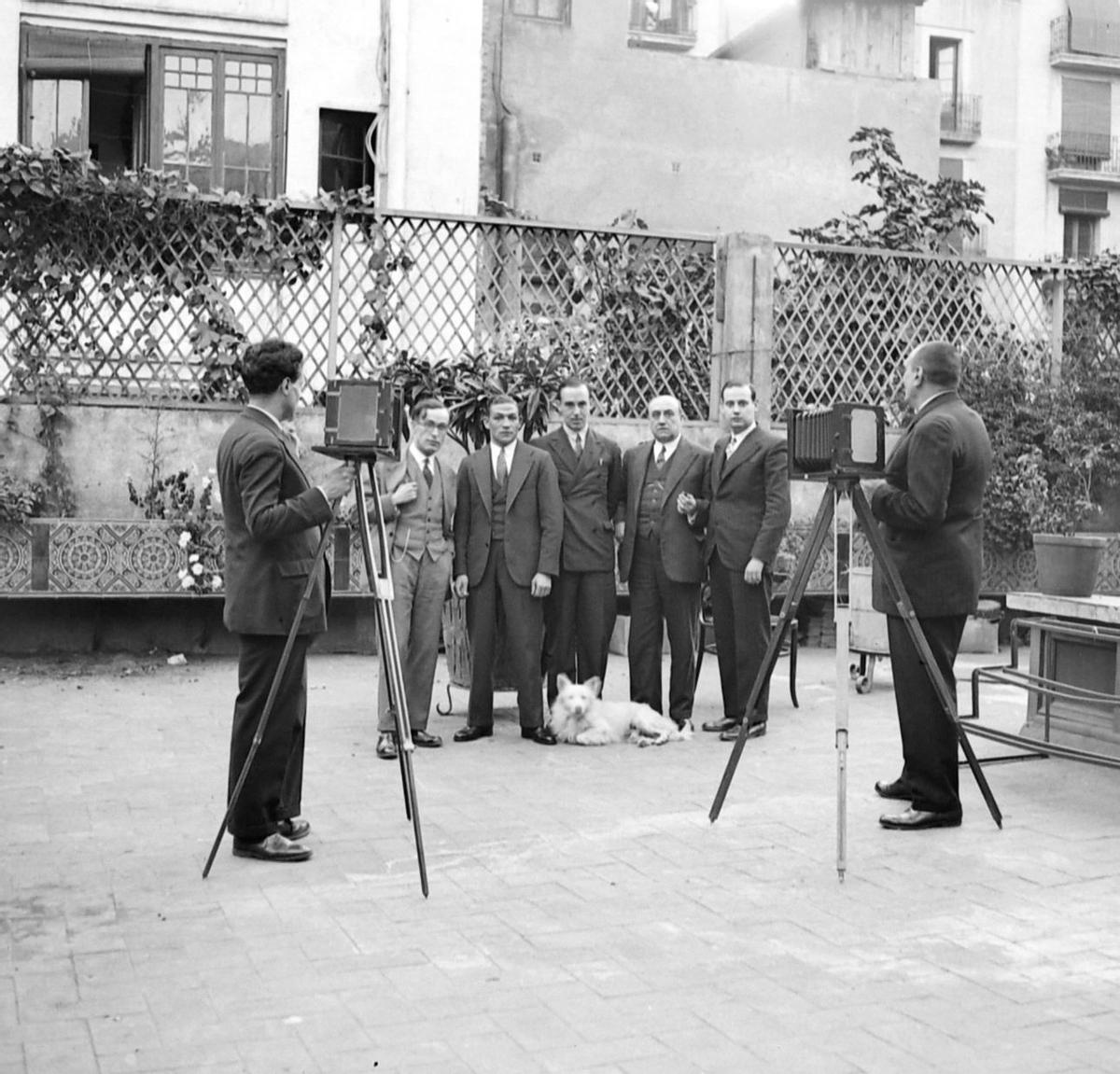 Josep Gironès, púgil de leyenda, en una sesión fotográfica justo al lado de Josep Maria Lari.