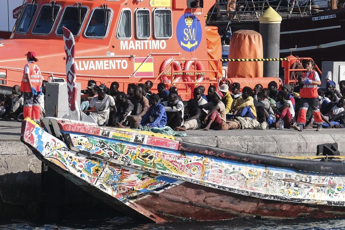Migrantes rescatados tras llegar a Los Cristianos en una imagen de archivo.