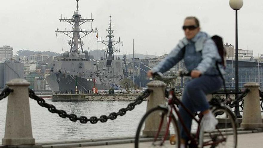 Imagen de varios buques de guerra en el puerto tomada en O Parrote en enero de 2008. / juan varela