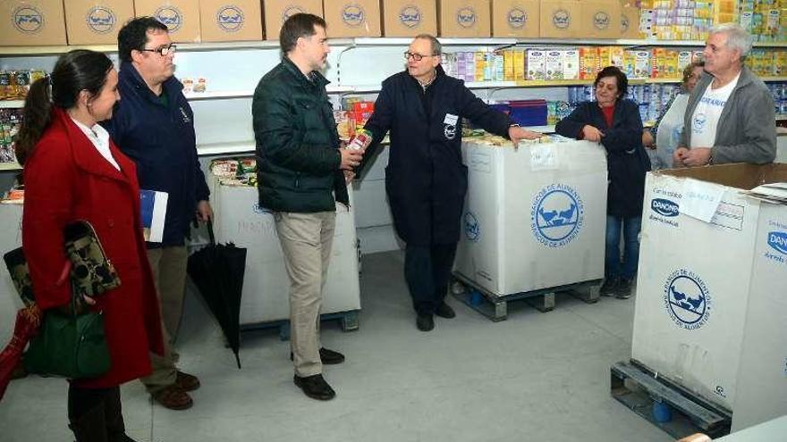 Jacobo Moreira visitó ayer el Banco de Alimentos. // R. Vázquez