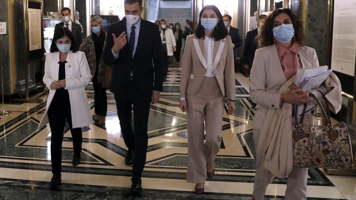 Pedro Sánchez, junto a la presidenta del Senado, Pilar Llop, y las ministras de Política Territorial y Hacienda, Carolina Darias y María Jesús Montero, este 26 de octubre antes de la XXIII Conferencia de Presidentes en la Cámara alta.