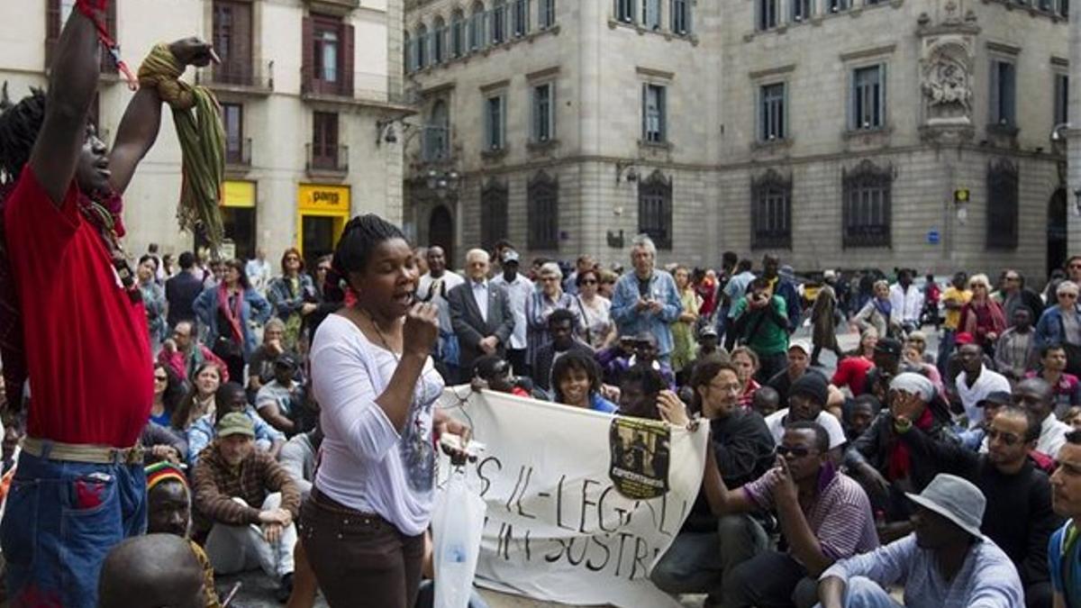 Un centenar de senegaleses protestan, el domingo, contra los desalojos de las naves de Poblenou.