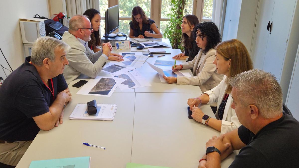 Un momento de la reunión de los alcaldes con responsables de la Confederación del Júcar.