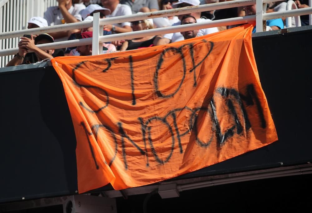 Pancartas contra Peter Lim en Mestalla