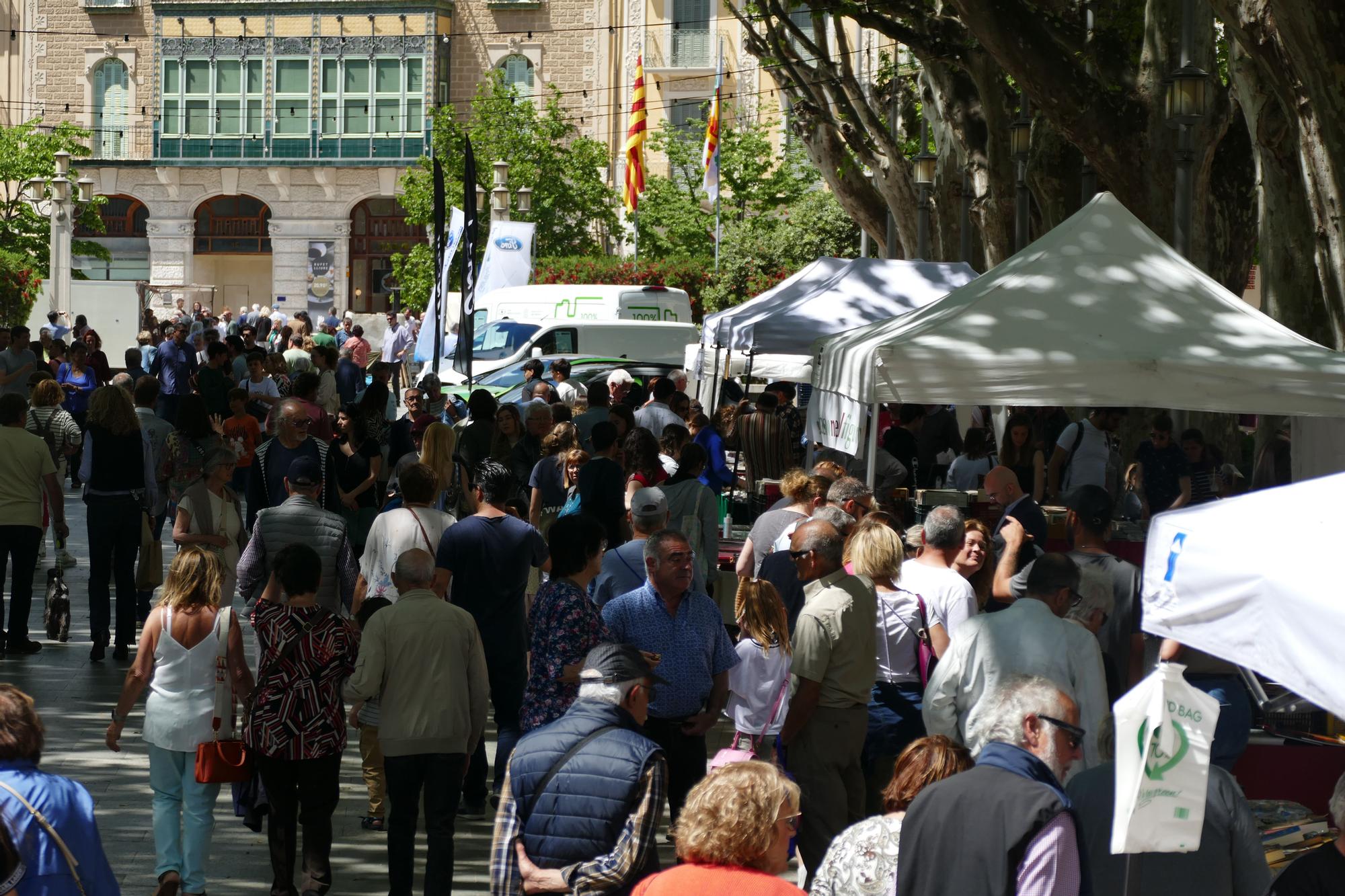 Carrers plens de gom a gom per les fires de l'1 de maig