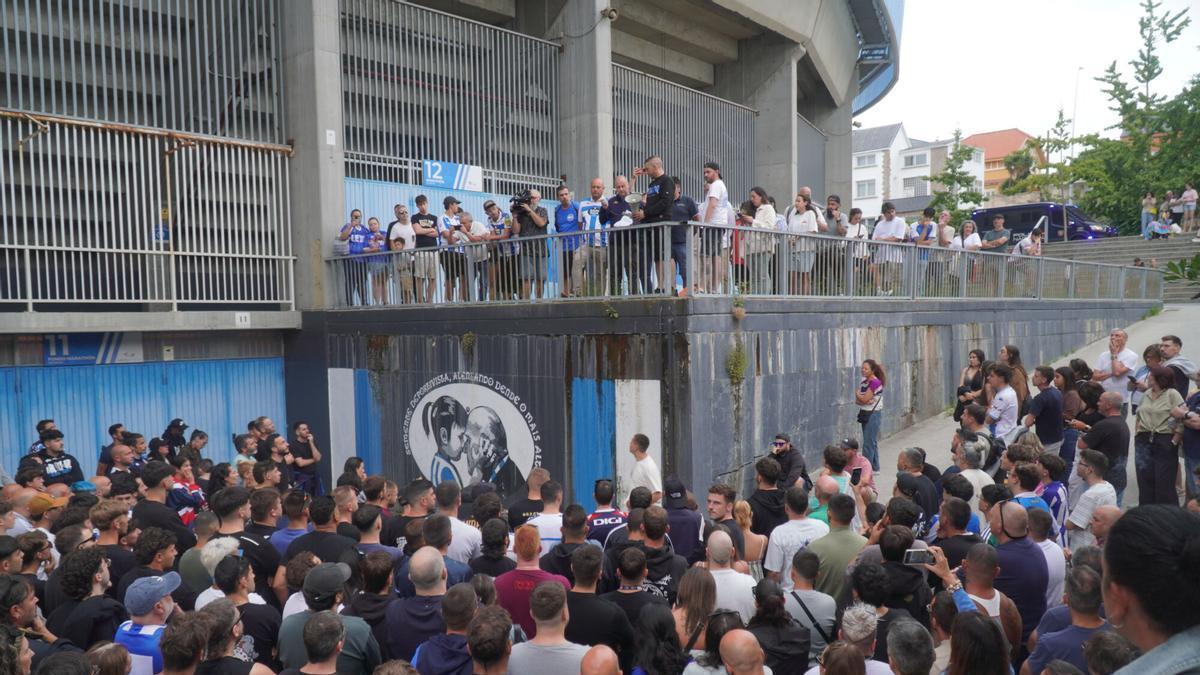 Asamblea de la Federación de Peñas, Riazor Blues y Old Faces, la semana pasada, en los aledaños del estadio de Riazor