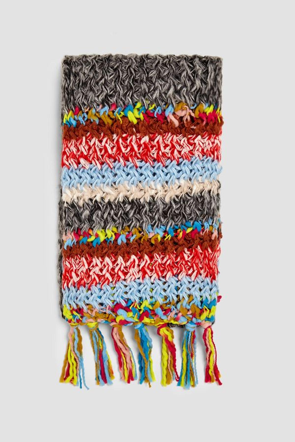Un invierno a todo color en Zara: bufanda multicolor
