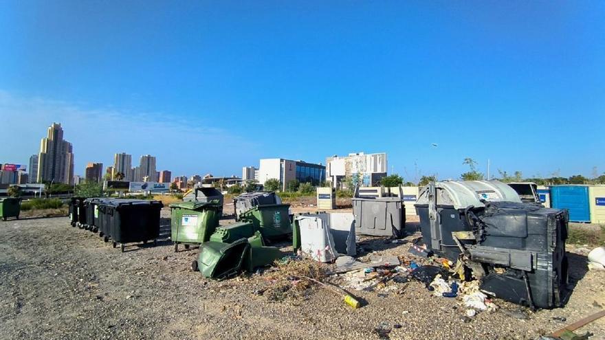 El PSOE denuncia que contenedores rotos y basura se amontonan en una parcela del Salto del Agua de Benidorm
