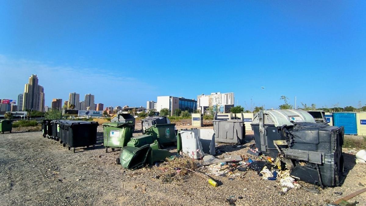Contenedores en una parcela del Salto de Agua de Benidorm