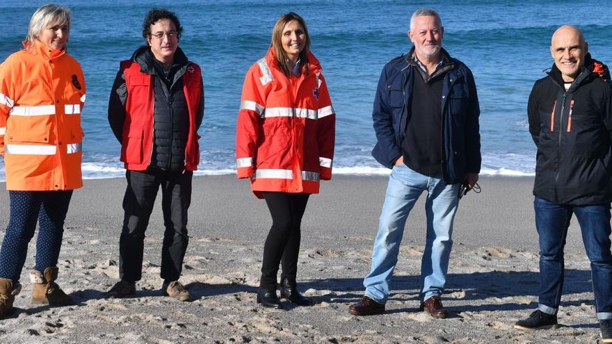 María José Rodríguez, Juan Redondo, Carmen Reigía, Germán Lago y ‘Hache’ en la playa del Orzán.   | // VÍCTOR ECHAVE