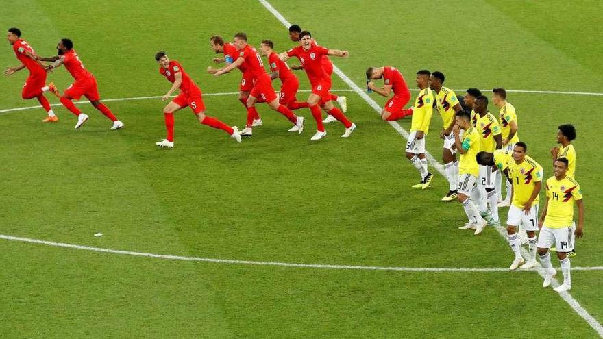 Los jugadores ingleses celebran la clasificación para cuartos de final ante la desolación de los colombianos. // Efe