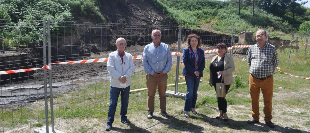 El alcalde de Pazos, Andrés Iglesias (2i), con miembros de Aspavi y comuneros junto a las obras. |   // FDV