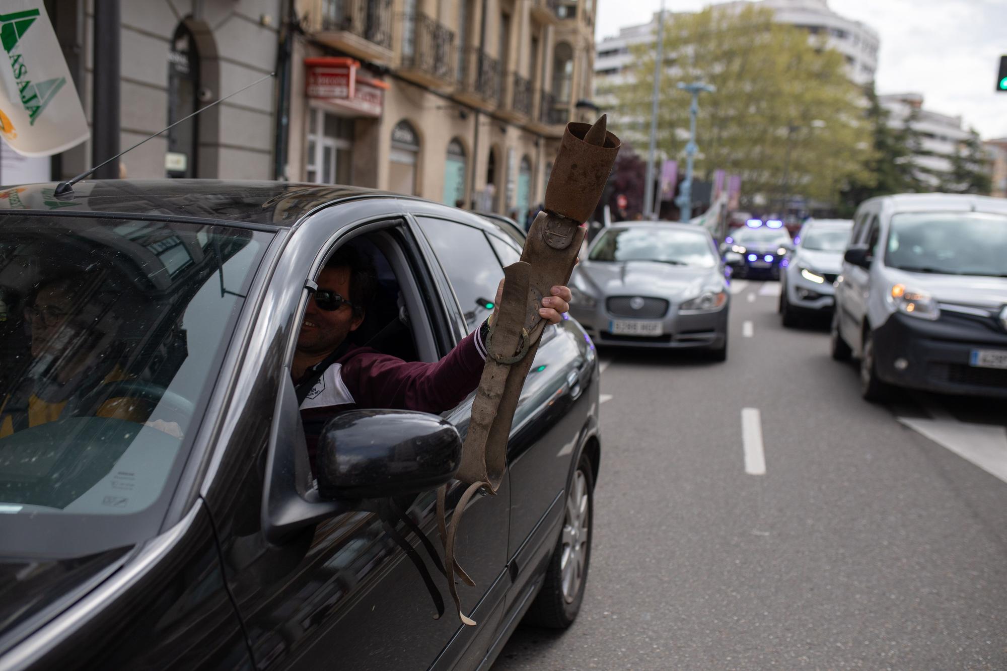 GALERÍA | Manifestación en contra de la "sobreprotección" del lobo ibérico