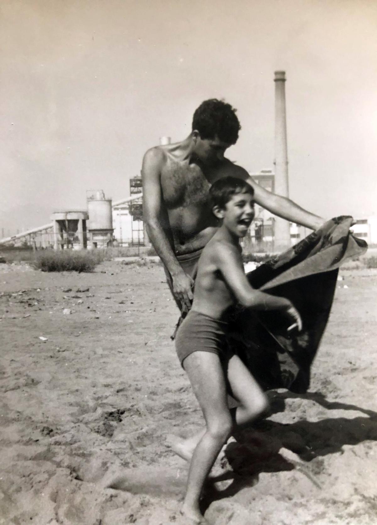 El pequeño Carlos en los 60, jugando con su hermano mayor, José Díaz-Oliva, en La Misericordia, delante de la central térmica.