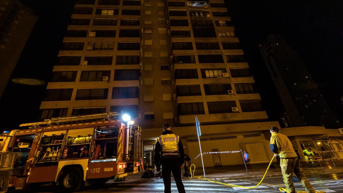 Efectivos del Consorcio de Bomberos y la Policía Local, durante la intervención en el siniestro.