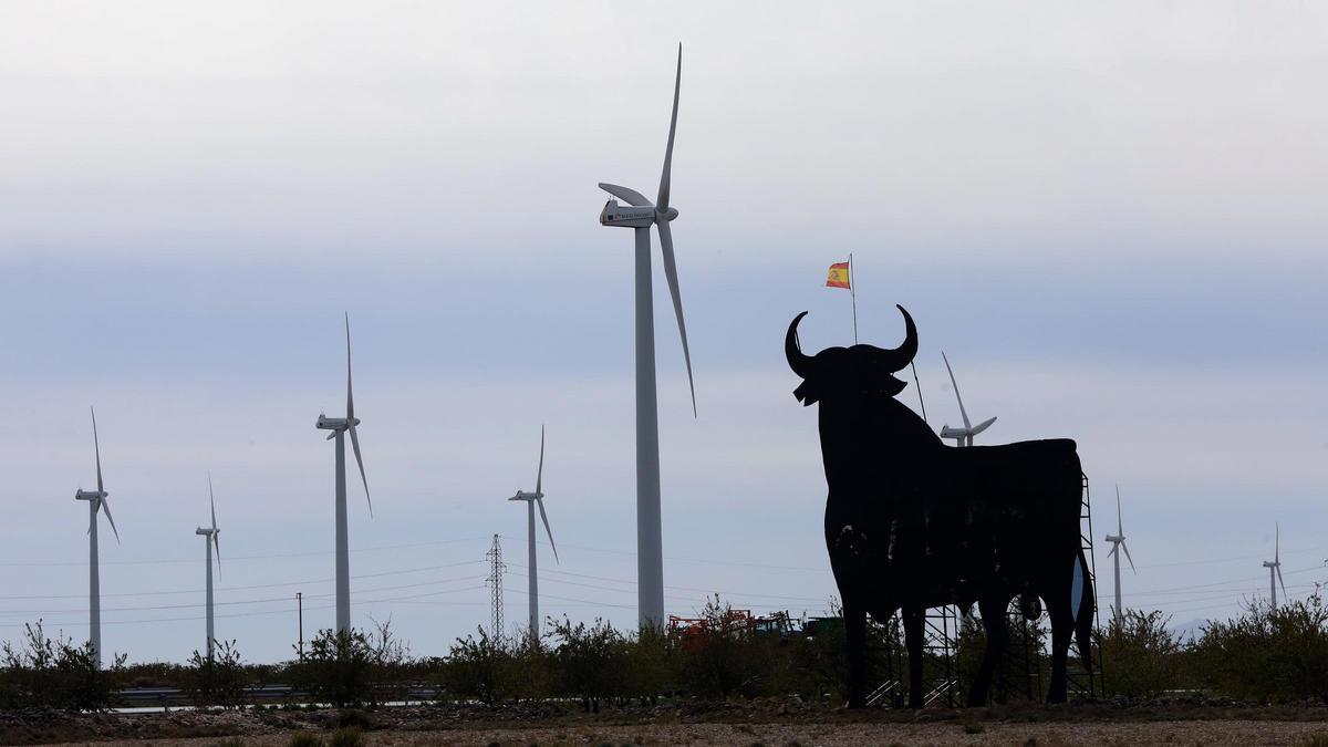 Los molinos de viento del primer parque eólico instalado en Aragón, ubicado en LaMuela, que abrieron la puerta a las renovables.