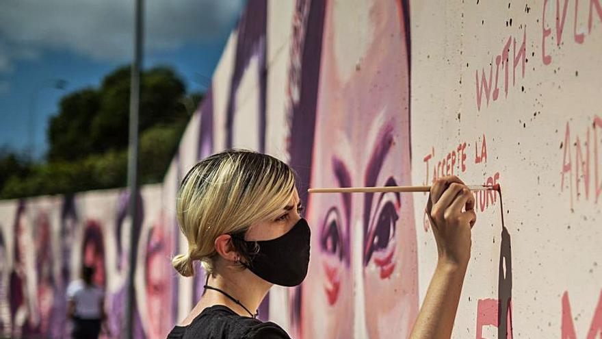 La Laguna acoge  el mural feminista que veta Madrid