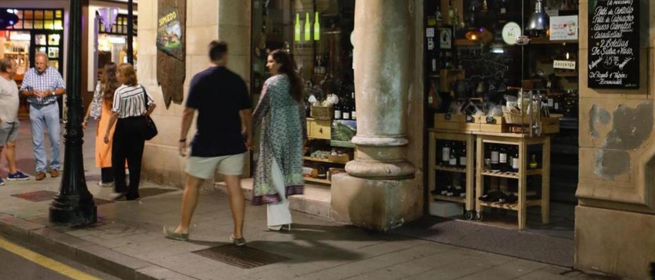 Un comercio de la calle San Bernardo con las luces apagadas. | F. Rodríguez