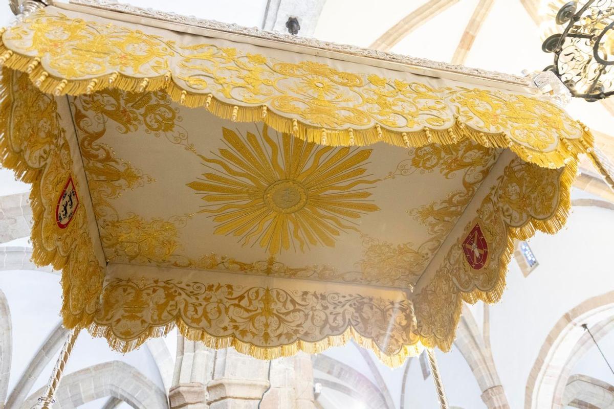 El nuevo palio para el paso de la Virgen del Sol, patrona de Adamuz.