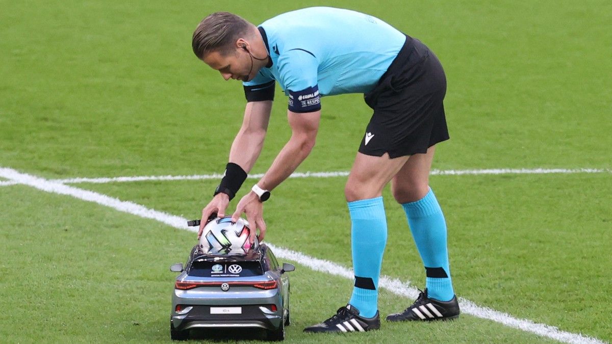 El árbitro Danny Makkelie recoge el balón en un partido de la Eurocopa