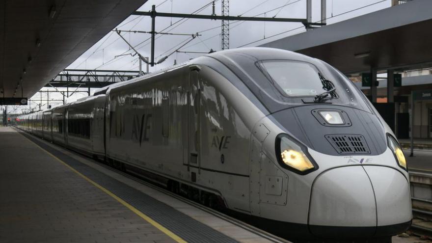 El primer nuevo tren Avril llega con retraso a la estación de Zamora por una avería
