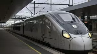 El nuevo tren Avril llega con retraso a la estación de Zamora remolcado por un Alvia