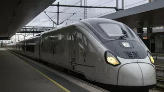 El primer nuevo tren Avril llega con retraso a la estación de Zamora por una avería