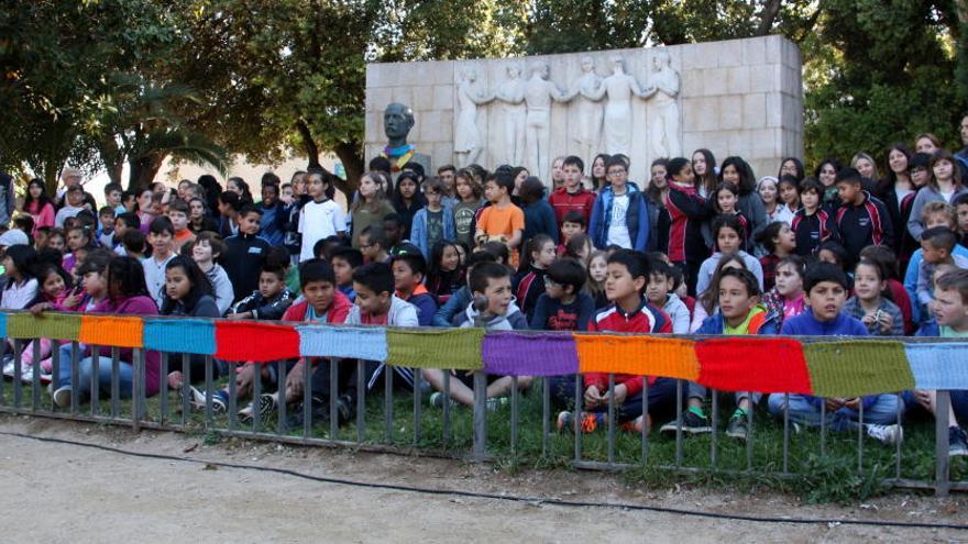 Uns 170 nens decoren amb llana el monument a Pep Ventura a Figueres