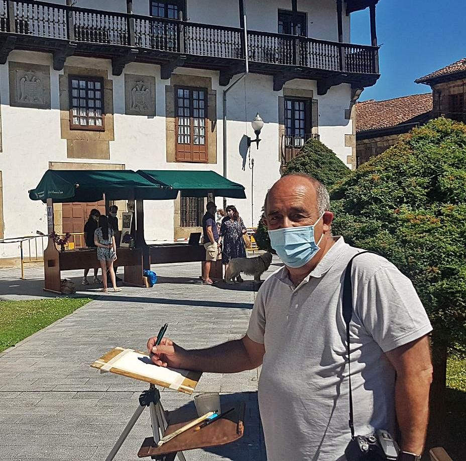 Miguel Beneyto, pintando la Casa Palacio de los Hevia. | Vicente Alonso