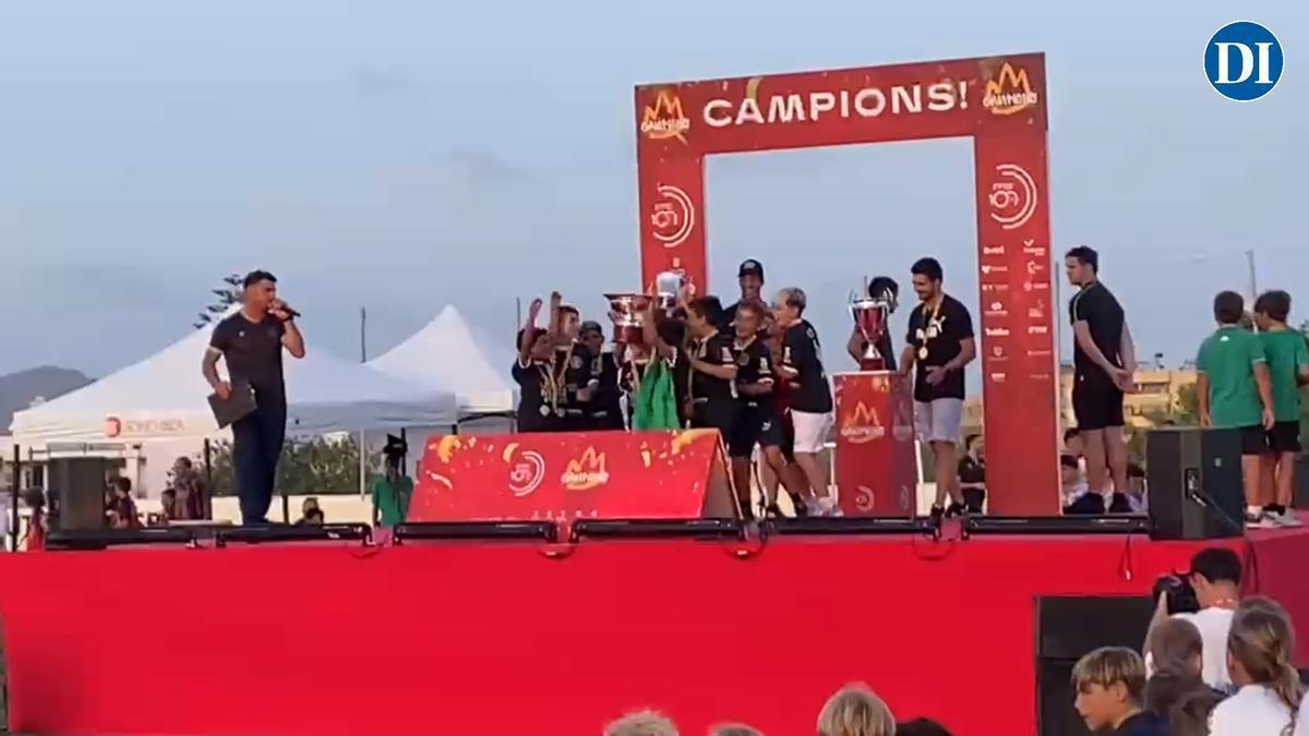 Entrega de trofeos en la 'Festa de campions de Eivissa i Formentera' en Es Putxet.