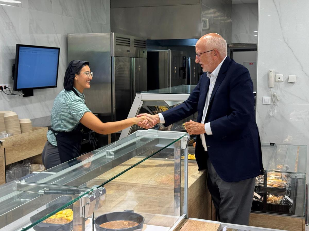 Juan Roig saluda a los trabajadores de Mercadona en Ceuta.