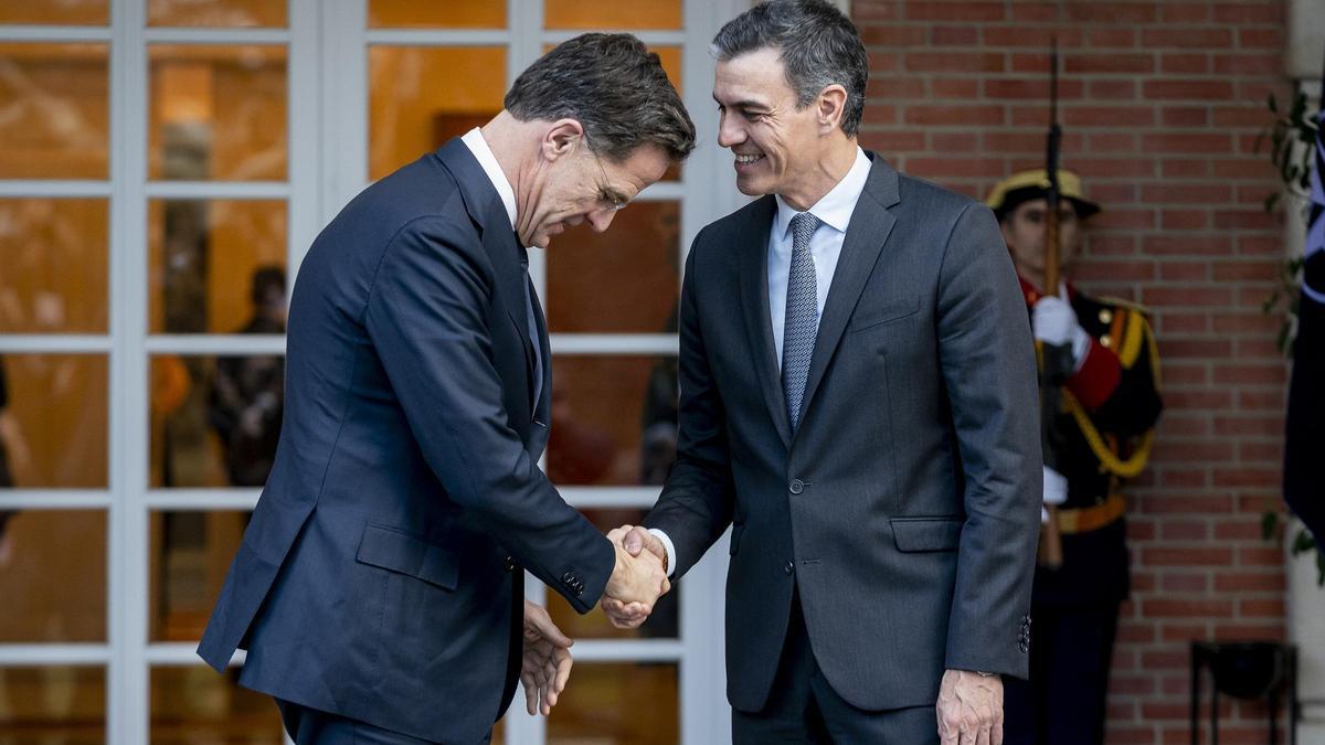 El presidente del Gobierno, Pedro Sánchez (d), recibe al secretario general de la OTAN, Mark Rutte (i), en el Complejo de la Moncloa, a 27 de enero de 2025.