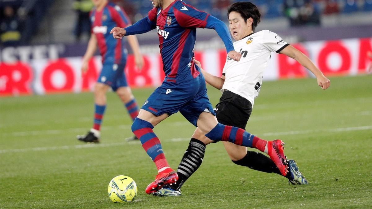 Kang-In Lee durante una acción de partido contra el Levante