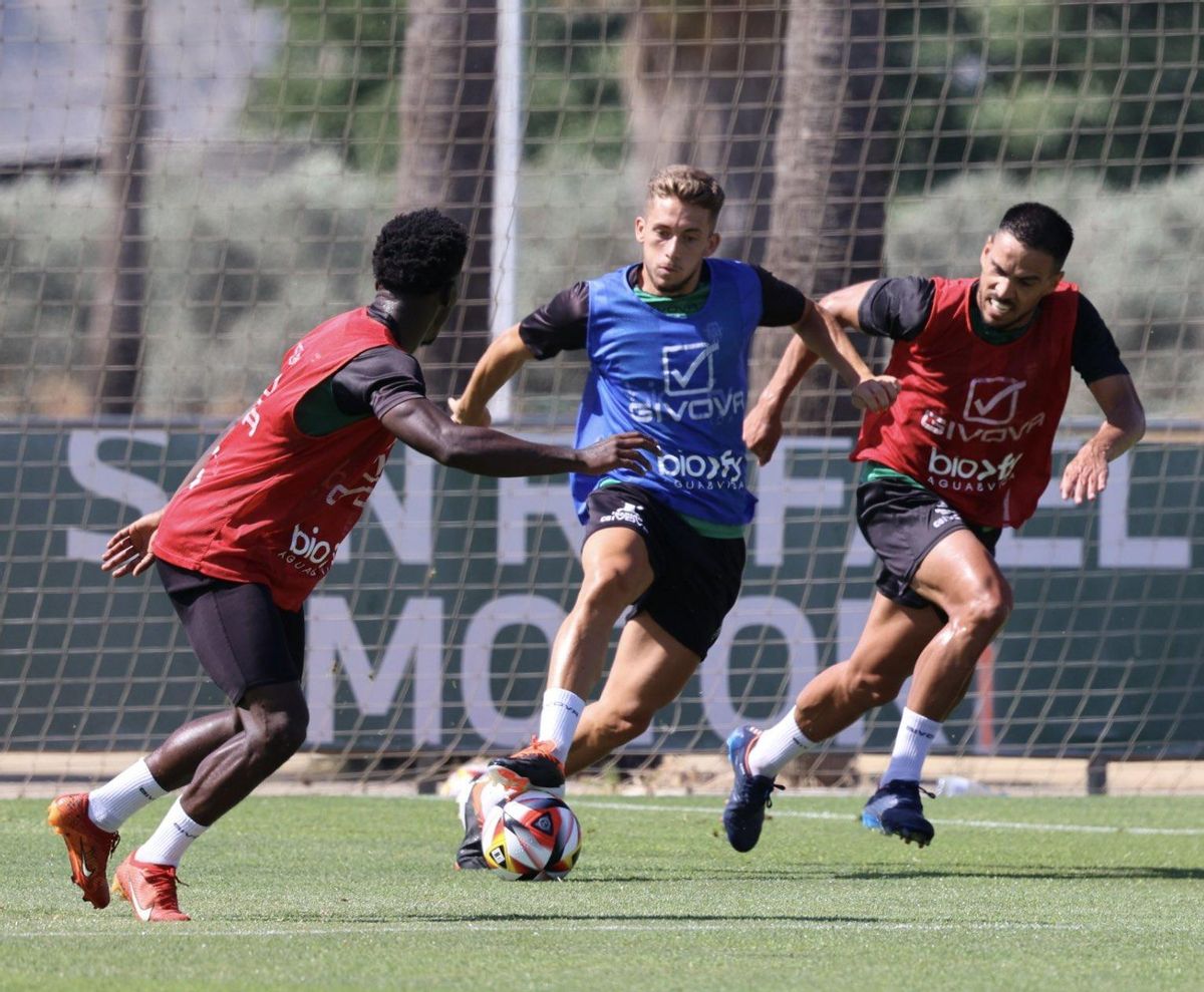 Isma Ruiz conduce el esférico bajo la presión de Recio y Adilson en un entrenamiento.