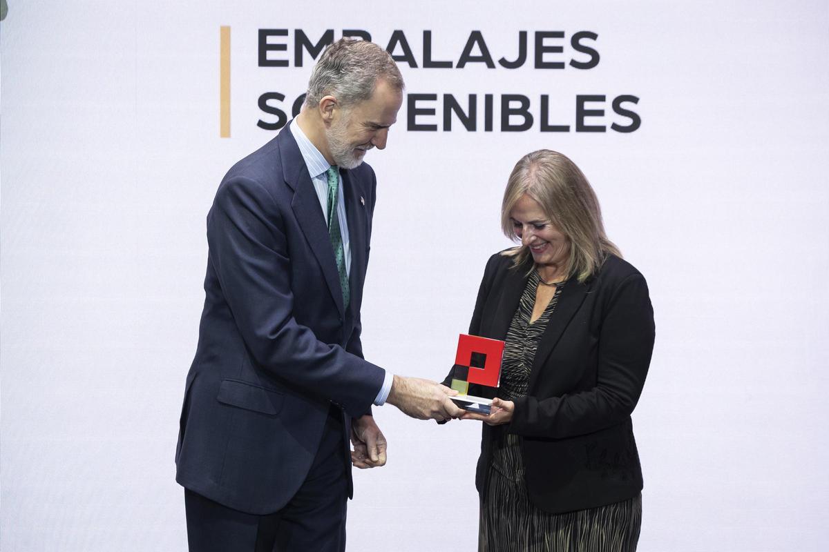 El rey Felipe VI entrega el premio a Carmen Urbano, directora general de Querqus.