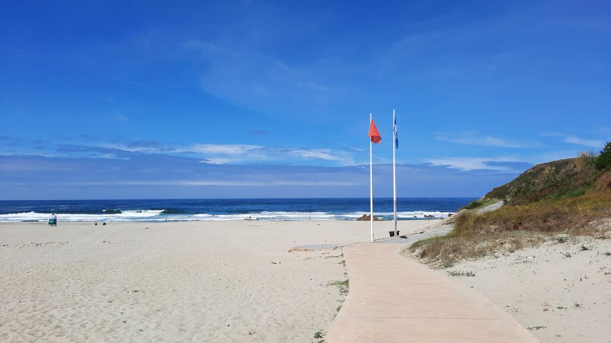 Bandera roja izada, ayer, en la playa de Valcovo