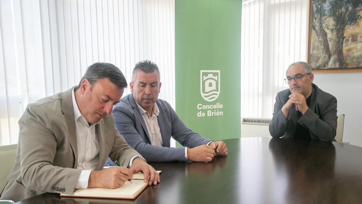 El presidente de la Deputación, Valentín González, por la izquierda, con Pablo Lago y Xosé L. Penas