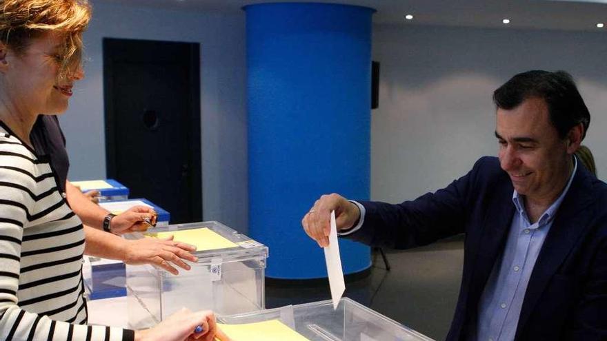 El presidente del PP de Zamora, Fernando Martínez-Maíllo, vota en las primarias.