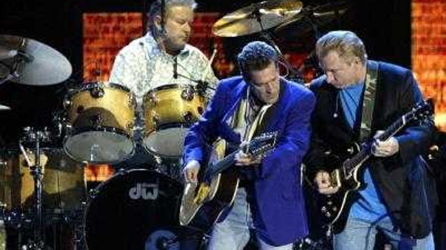 Los guitarristas y cantantes de la legendaria banda norteamericana &quot;The Eagles&quot;, Glenn Frey, Joe Walsh, y el bateria Don Henley durante el concierto ofrecido en el Palau Sant Jordi de Barcelona