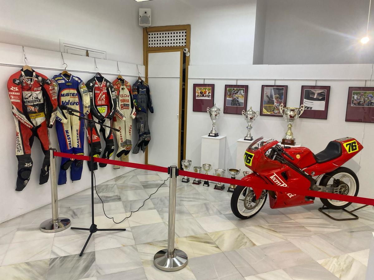 Objetos exhibidos en la exposición de Bernat Martínez en Xàtiva.