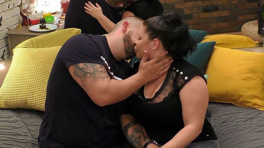 Patricia y Francisco se fundne en un beso en su cita de First Dates