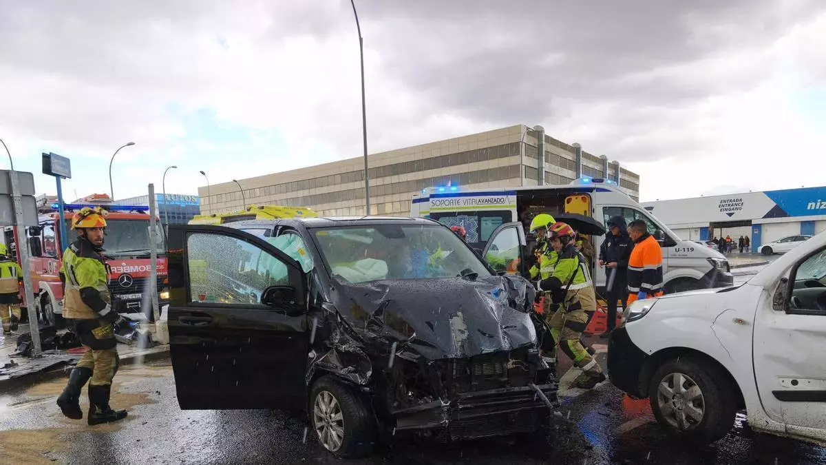 Un accidente múltiple en la rotonda de acceso al Aeropuerto de Málaga deja cinco heridos