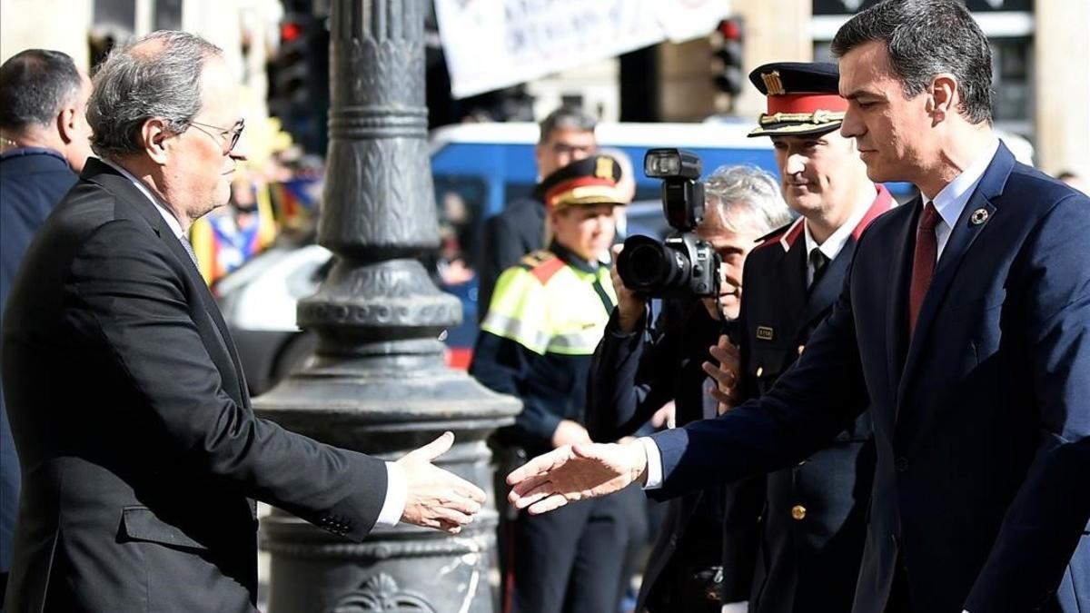 Quim Torra recibe a Pedro Sánchez a las puertas de la Generalitat