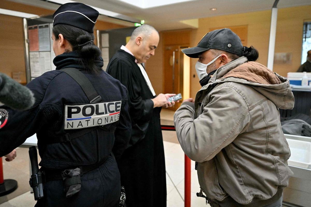 One of the defendant arrives at the courthouse in Avignon on December 19, 2024, as the verdict is expected in the trial of a man, with 50 others, accused of drugging his wife and orchestrating multiple rapes over nearly a decade. A court in the French southern town of Avignon is trying Dominique Pelicot, a 71-year-old retiree, for repeatedly raping and enlisting dozens of strangers to rape his heavily sedated wife Gisele Pelicot in her own bed over a decade. Fifty other men, aged between 26 and 74, are also on trial for alleged involvement, in a case that has horrified France. (Photo by Miguel MEDINA / AFP)